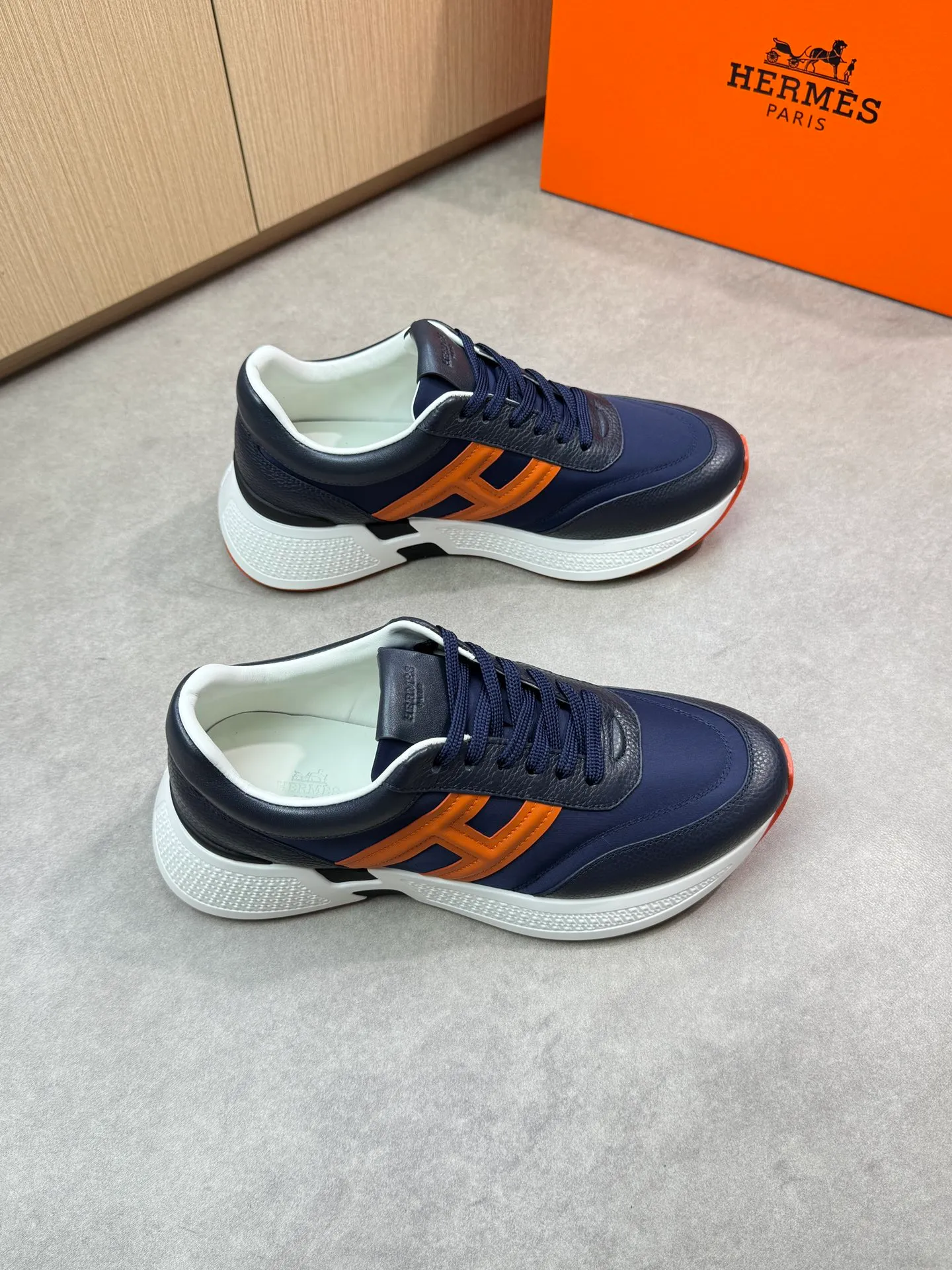[HERMES] Hermès men's shoes 💰520💰 - high-end quality original items 🔍🔍🔍 casual sports shoes - upper: 🔝 pebbled calfskin, brand high mercerized canvas, body sewn with brand ´H´ totem, tongue brand logo cloth label - lining: water-dyed cowhide -Outsole: Ultra-light T men's shoes 💰U foam·rubber; two-color molded outsole -Ultra-high quality control·Fine workmanship: highlighted (high-end·luxury·grade) -Size: 39-44 (38, 45, can be customized)